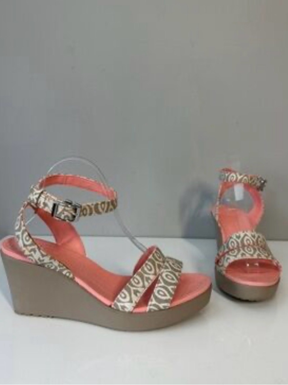 Crocs Leigh wedge slingback sandals coral and beige geometric print size 9 EUC